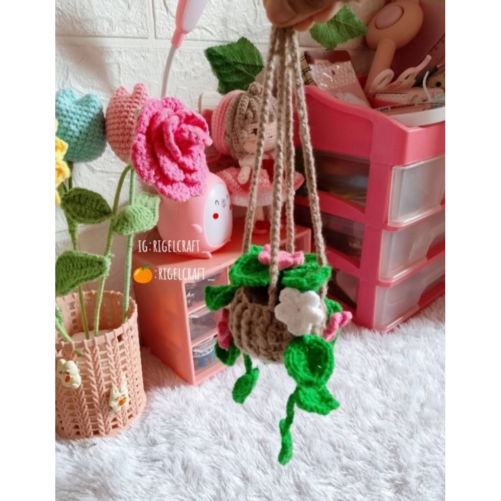 pot bunga gantung rajut mobil, pot bunga rajut hiasan, hiasan mobil, hiasan dinding, hiasan dinding 