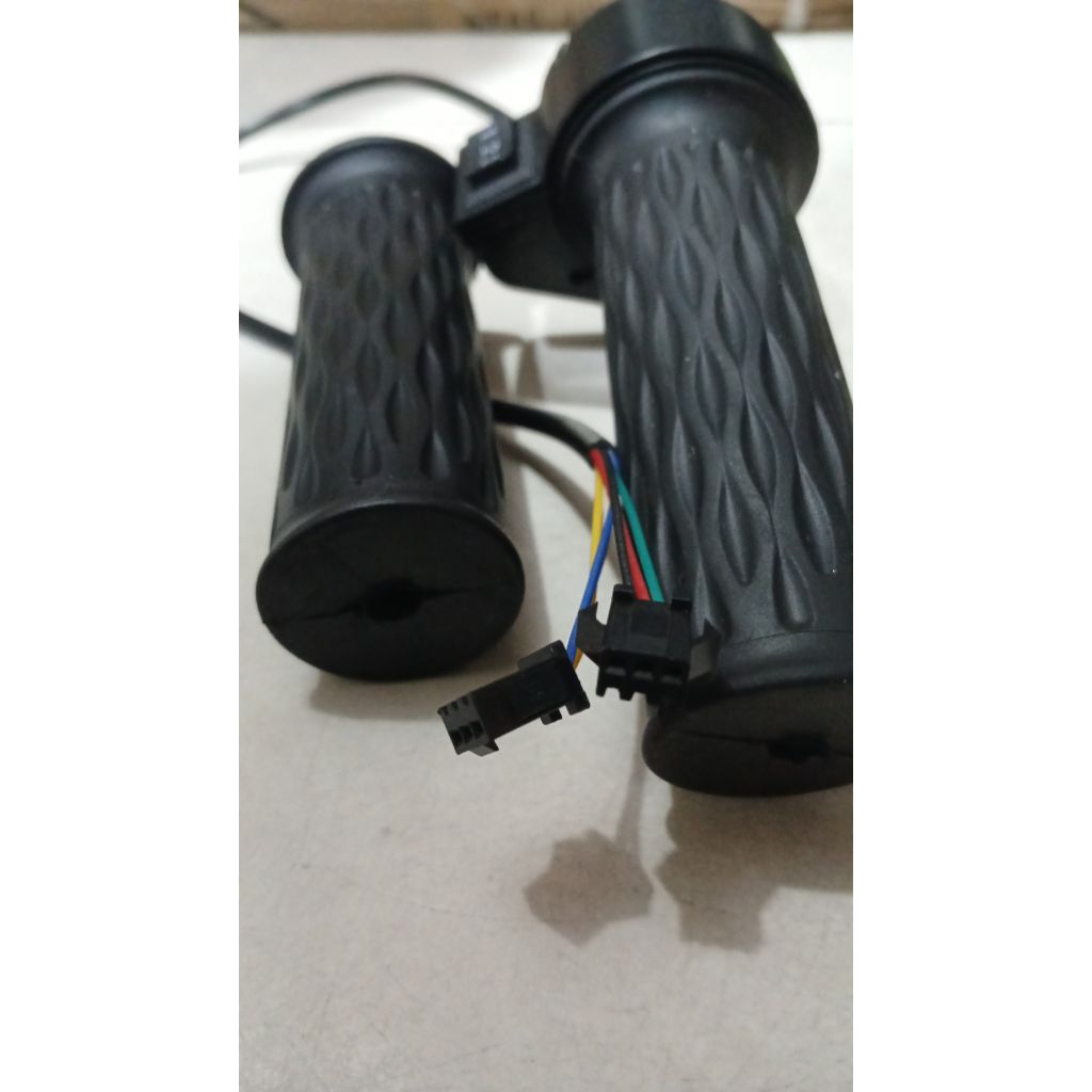 HANDLE GAS 1,2,3 SPEED, SEPEDA LISTRIK (1,pasang)  BISA UNTUK SEPEDA GODA,UWINFLY,GODA DAN BERBAGAI 