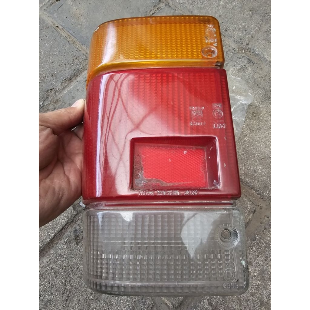 Mika Lampu Belakang Panther lama (kiri)