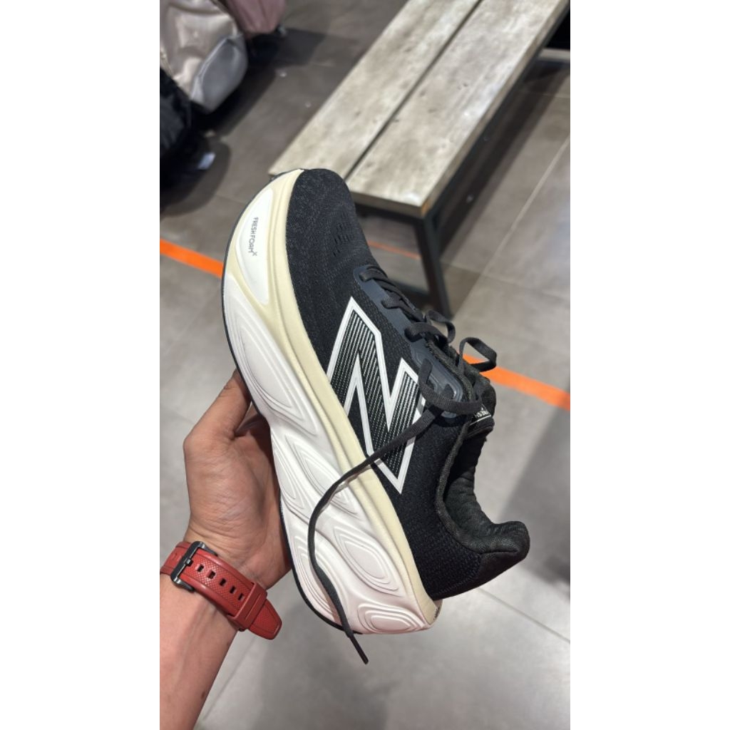 RUNNING SHOES FRESH FOAM MORE V5 FOR MEN (MMORCD5) / SEPATU LARI FRESH FOAM MORE UNTUK LAKI-LAKI