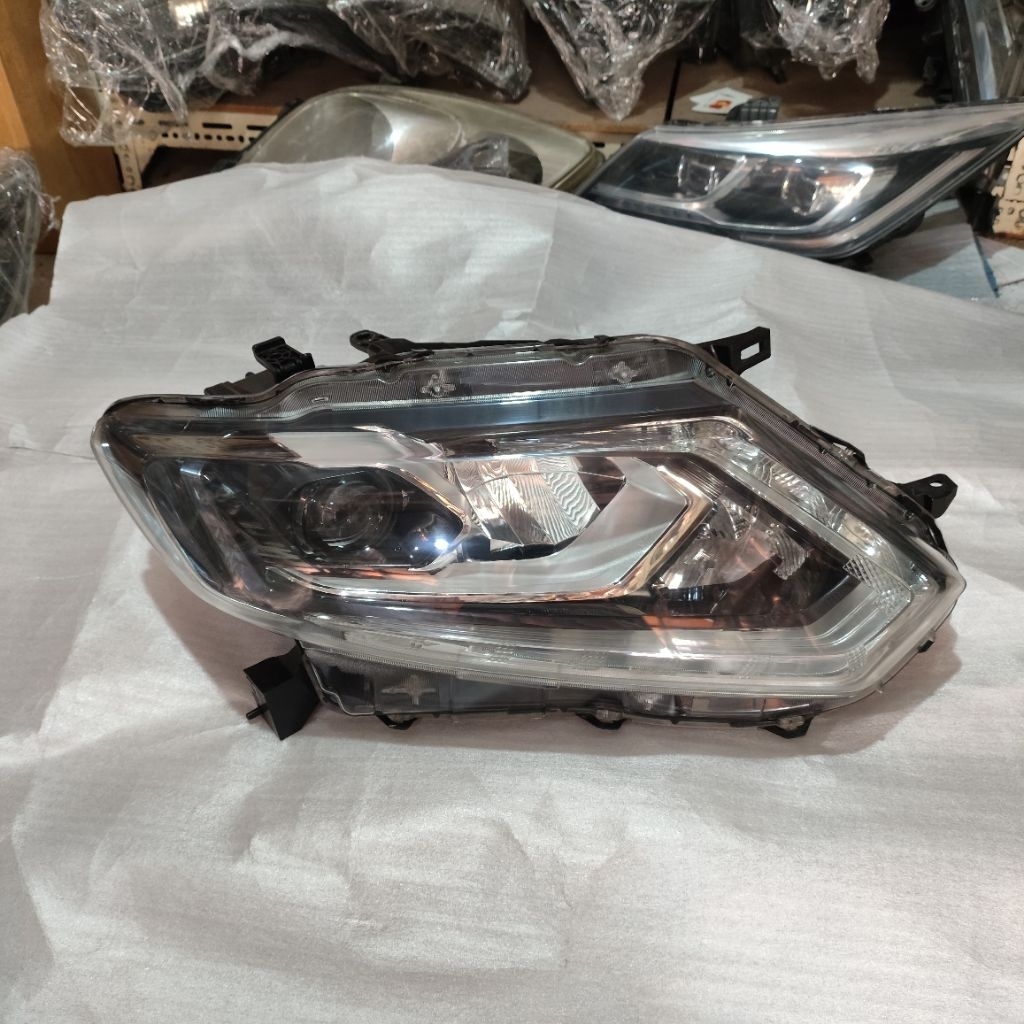headlamp lampu depan Nissan Xtrail t32 original kanan