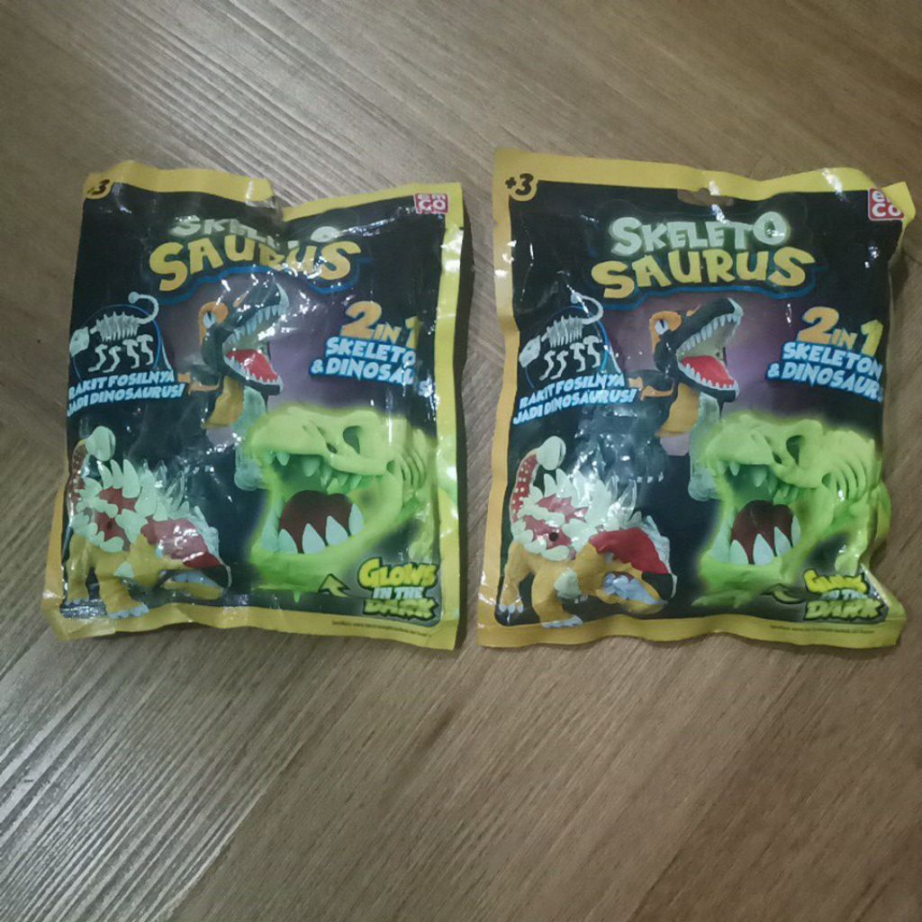 Mainan dinosaurus branded EMCO Skeleto saurus