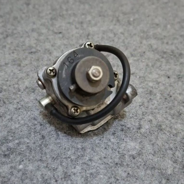 Oil Pump Pompa Oli Samping YB100 L2G L2 L2SN L2 SUPER Yamaha YB YB100 L2G L2 L2SN L2 SUPER Asli Orig