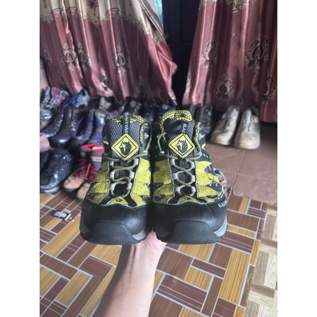 Sepatu Black yak Outdoor