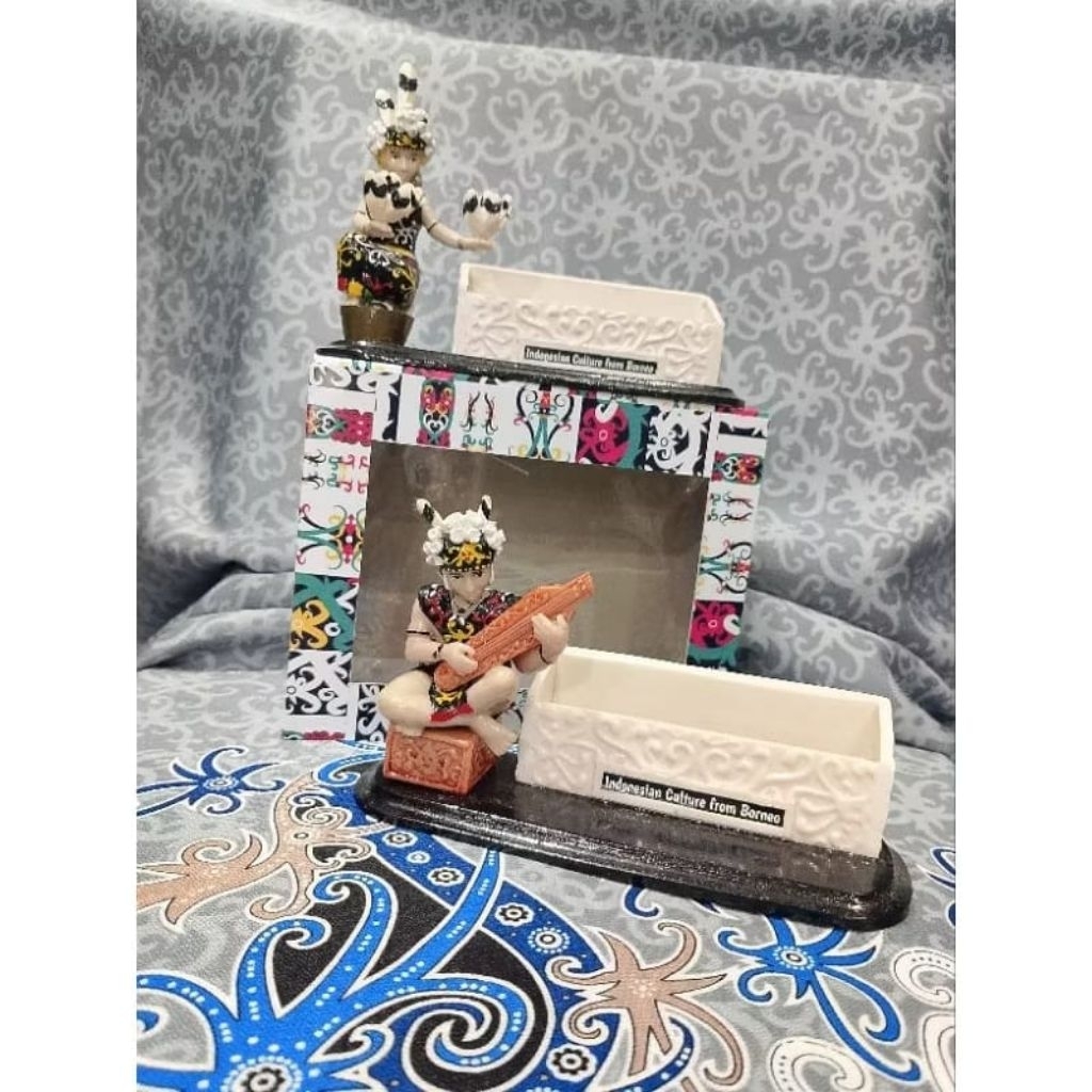 SOUVENIR MINIATUR DAYAK//PAJANGAN KARTU NAMA ETNIK // MINIATUR KARTU NAMA KHAS KALIMANTAN