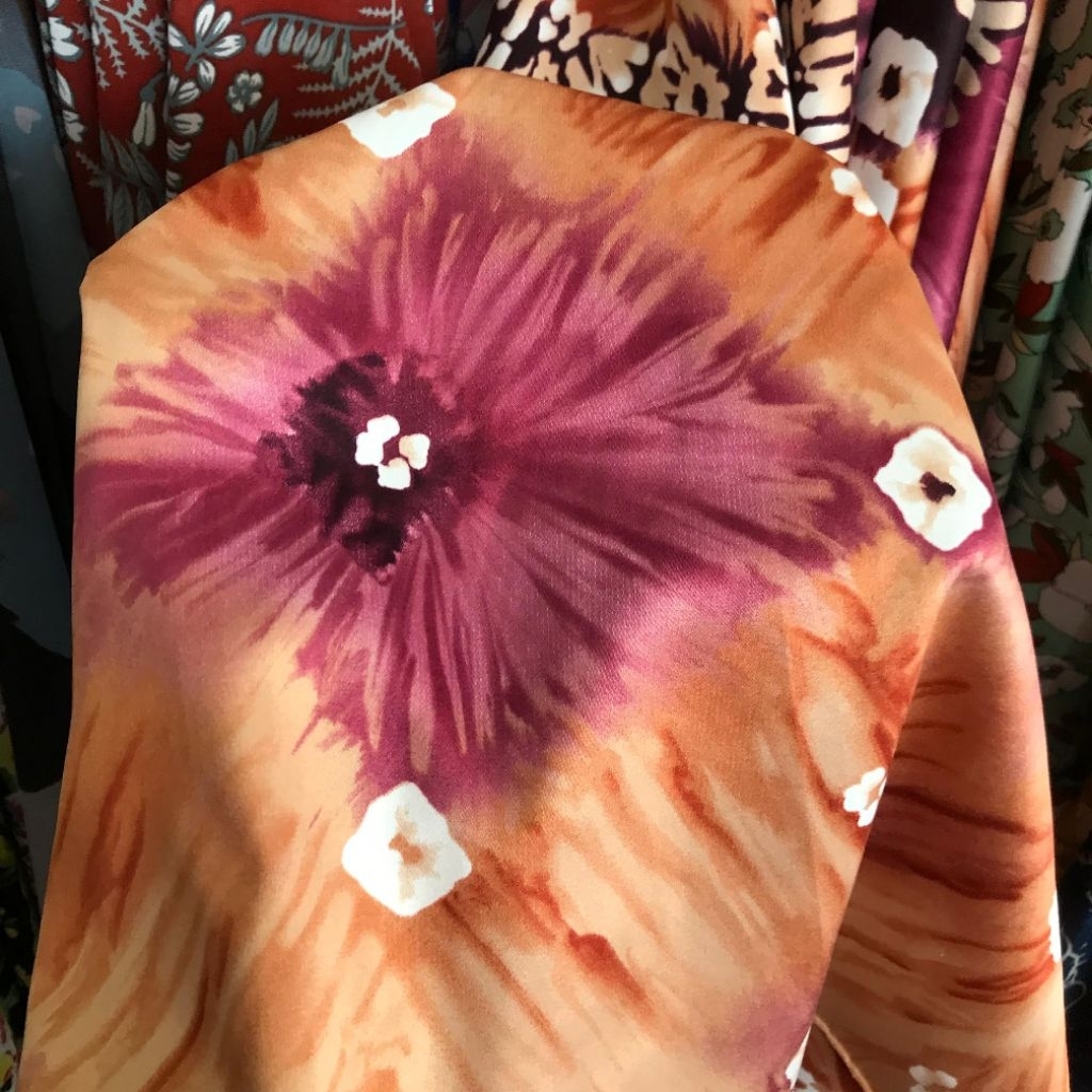 kain satin motif - kain satin motif abstrak - kain silk motif abstrak - kain satin motif jj