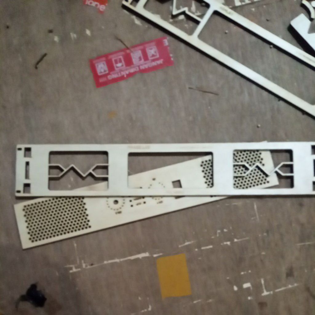 Panel depan box amplifier