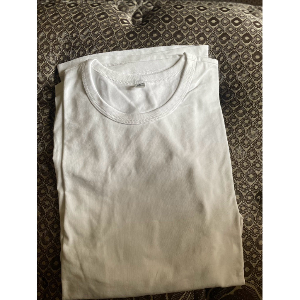 kaos putih pria uniqlo