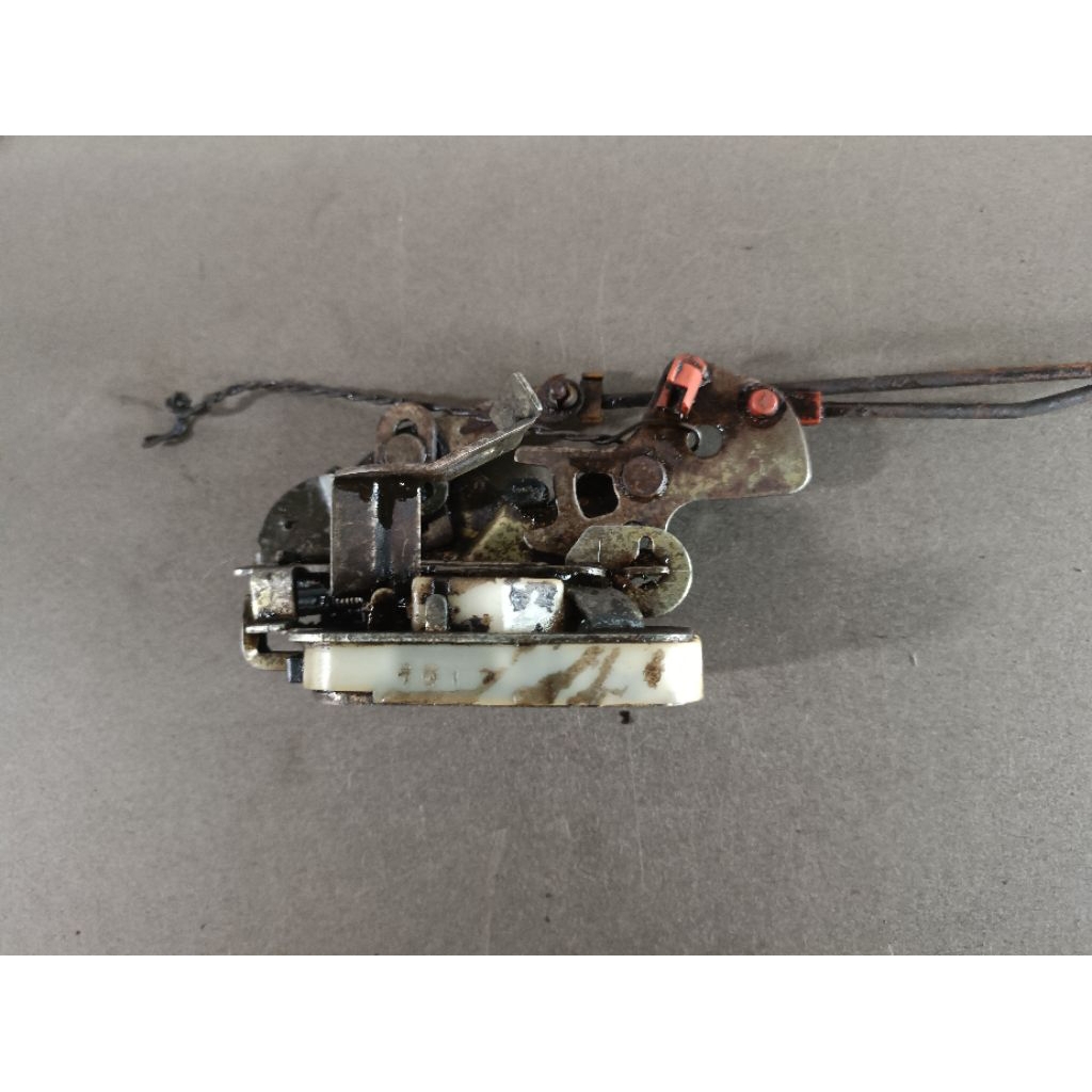 Doorlock Belakang (Kiri) KIA Timor DOHC