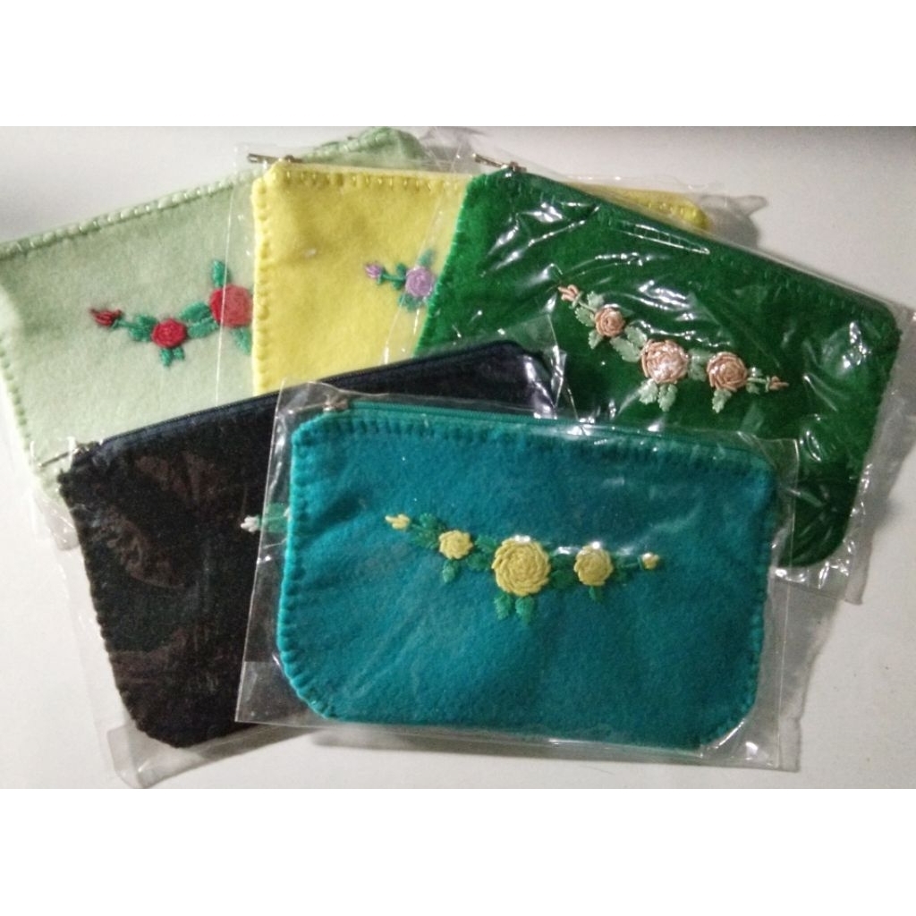 Borongan Dompet Flanel Hias Sulaman Dapat 5 buah.