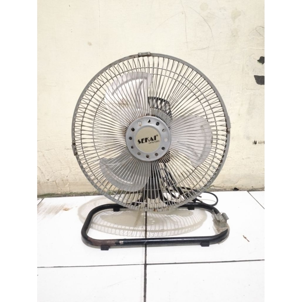 kipas angin meja  merk SEKAI 10 inchi ( SECOND/BEKAS )