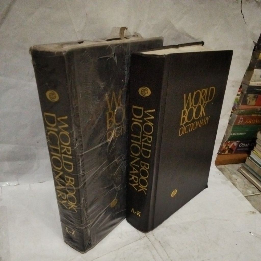 World book Dictionary; 2 buku , A-K dan L-Z