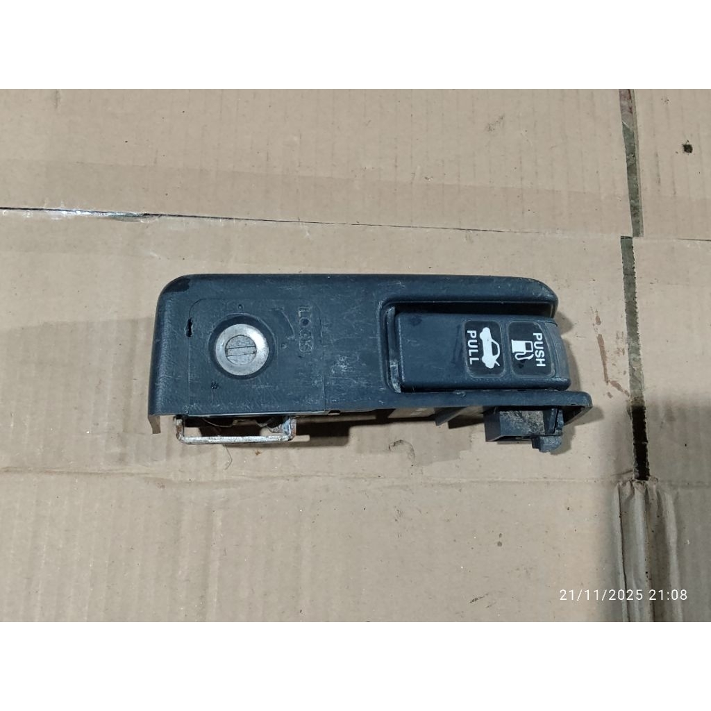 Tuas pembuka bagasi dan bensin honda Accord VTI-L S84 S86