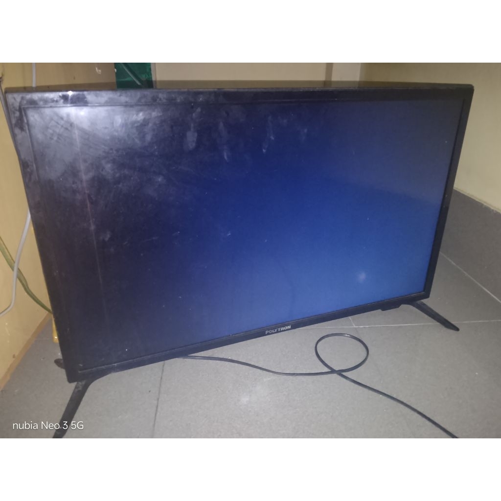 TV Mesin Polytron 32 inch Layar mati