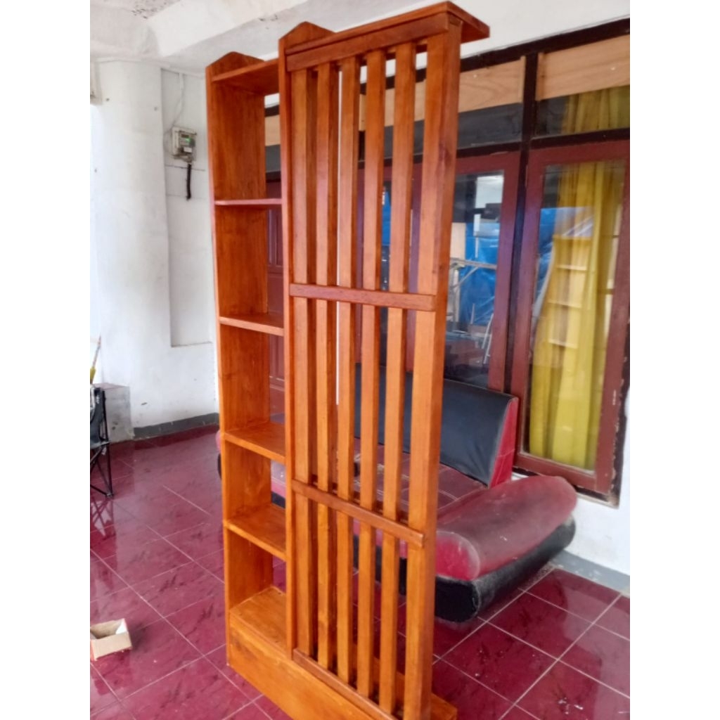 Partisi ruang tamu penyekat ruangan modern dari kayu