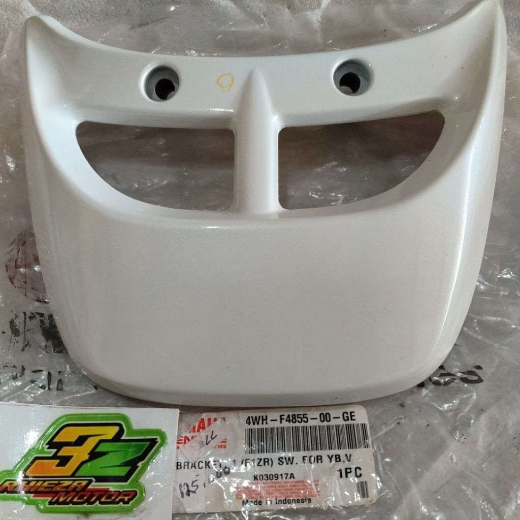 Begel behel breket lampu rem belakang F1zr Fizr 4WH Ardath 2001 putih GE original baru YGP / 4WH-F48