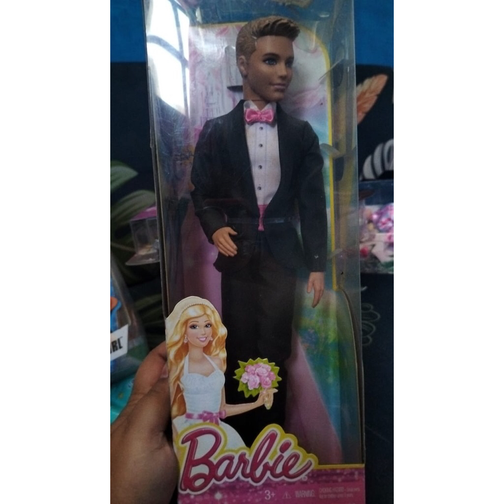boneka Barbie Ken weeding