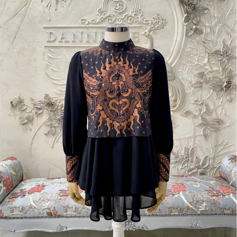 Blouse Ruffle Batik Hitam