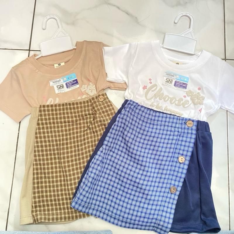 Skort Set Anak Perempuan “Choose” – Kaos Lembut + Celana Skort Motif Kotak