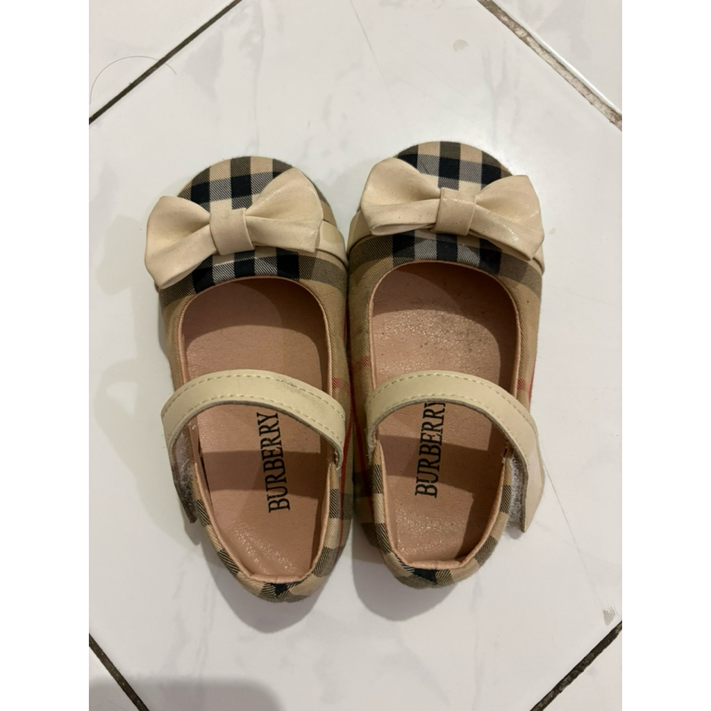 (PRELOVED) Sepatu Flats Anak Perempuan, Motif Burberry