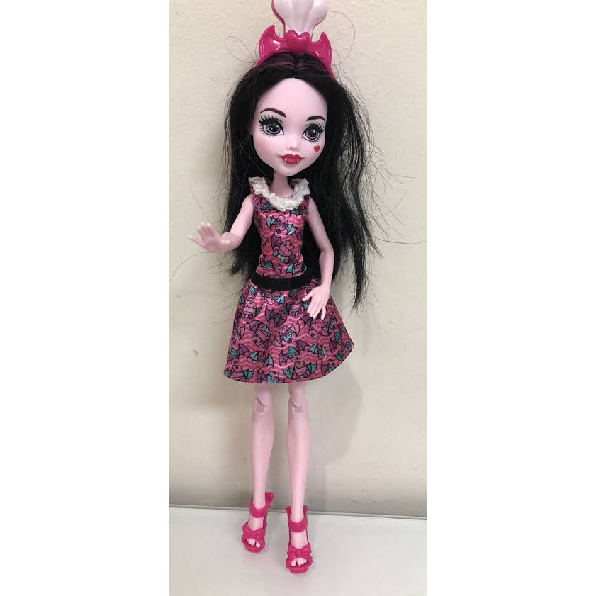 boneka Barbie draculaura