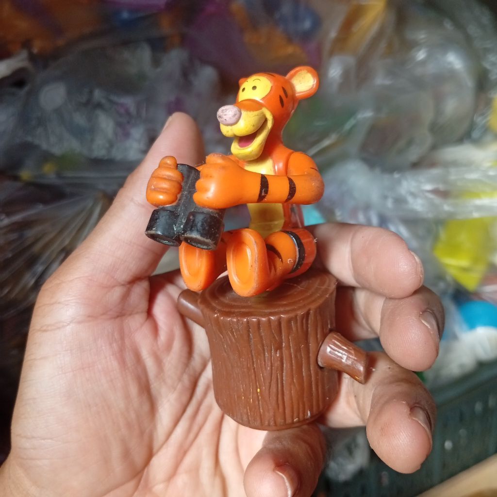 happy meal toys Winnie the pooh tigger teropong