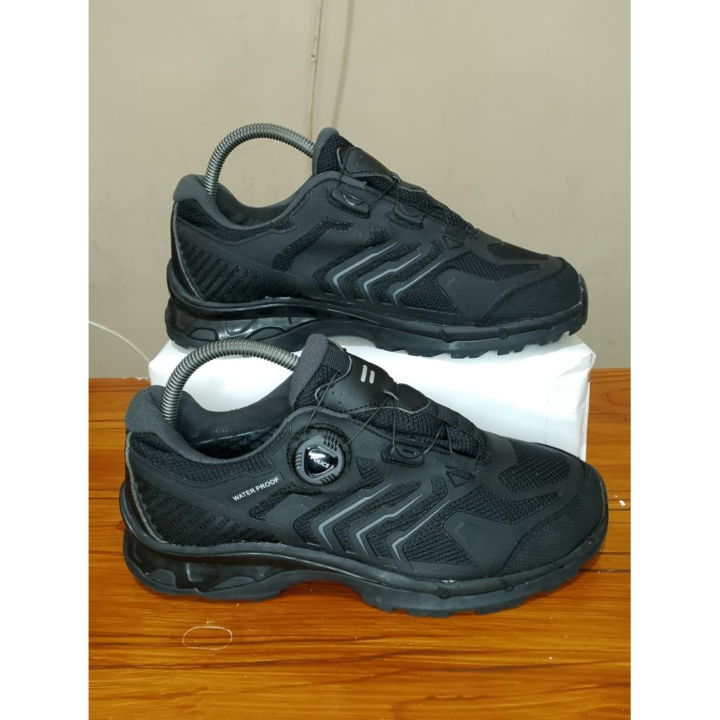 sepatu sport full black second original