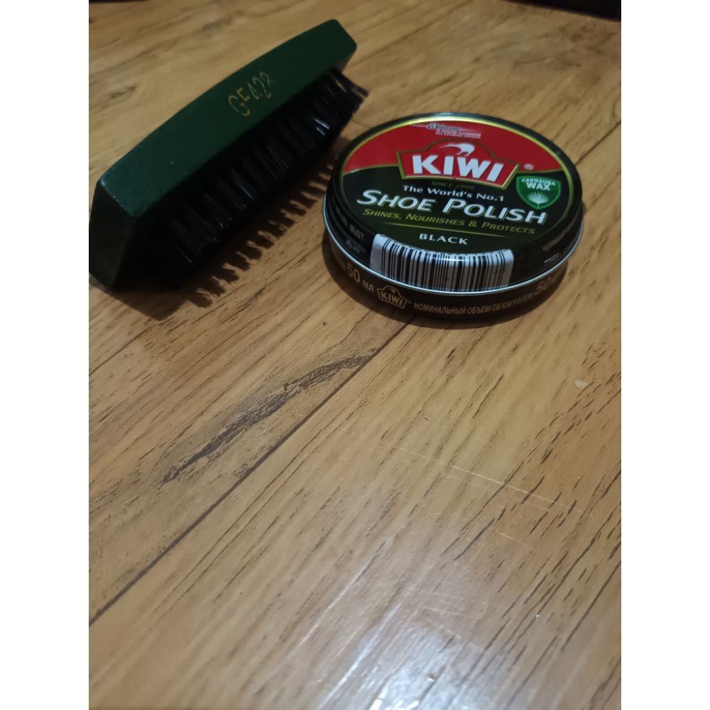 Semir KIWI dan sikat semir