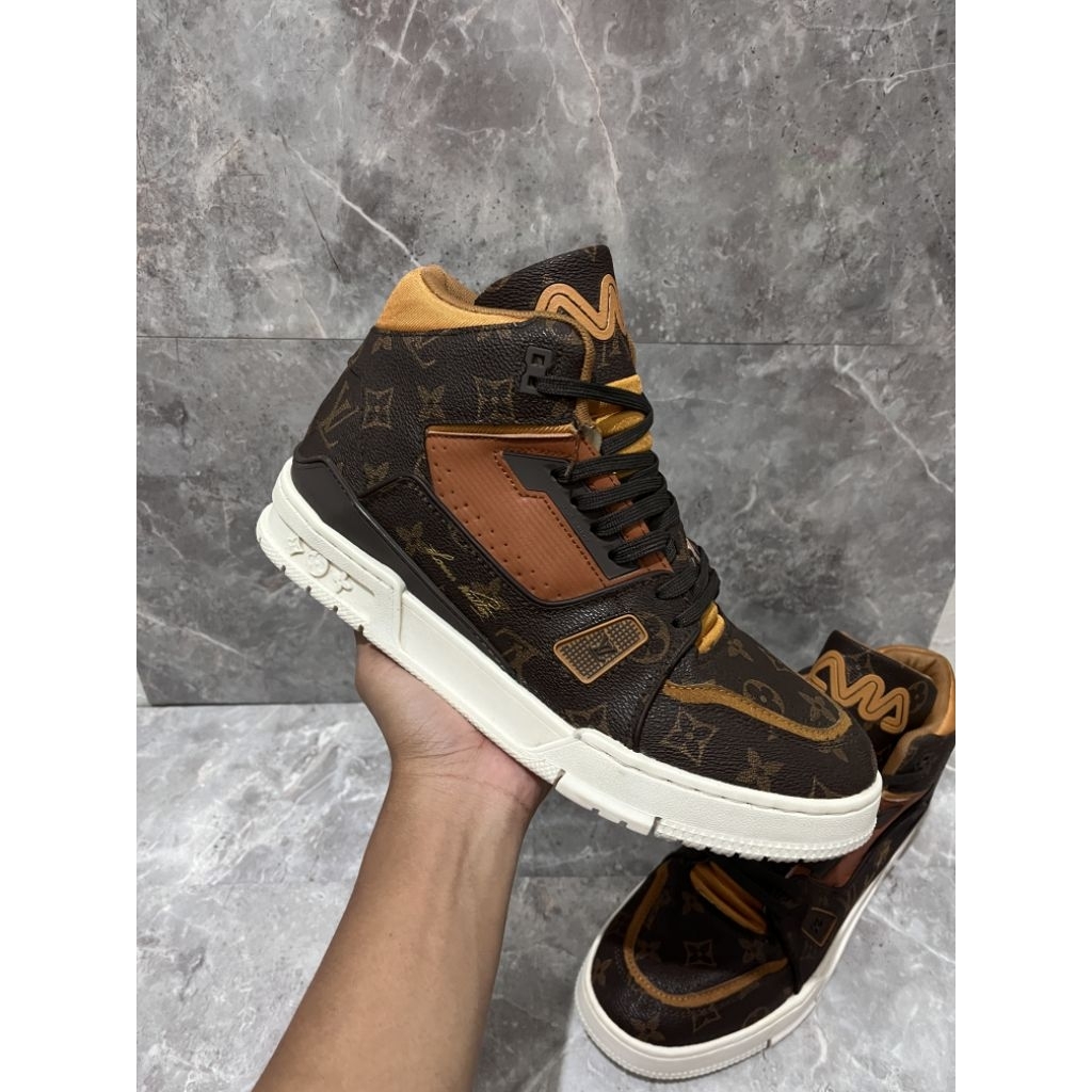 Sepatu Louis Vuitton Original Sneakers Boots bekas lv pria casual