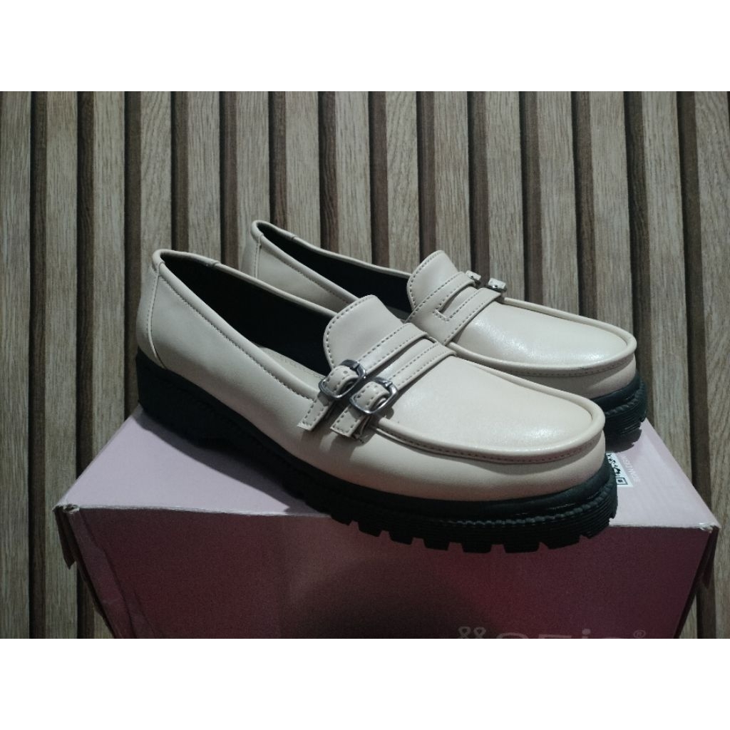 SEPATU DOCMART WANITA MERK SEIS