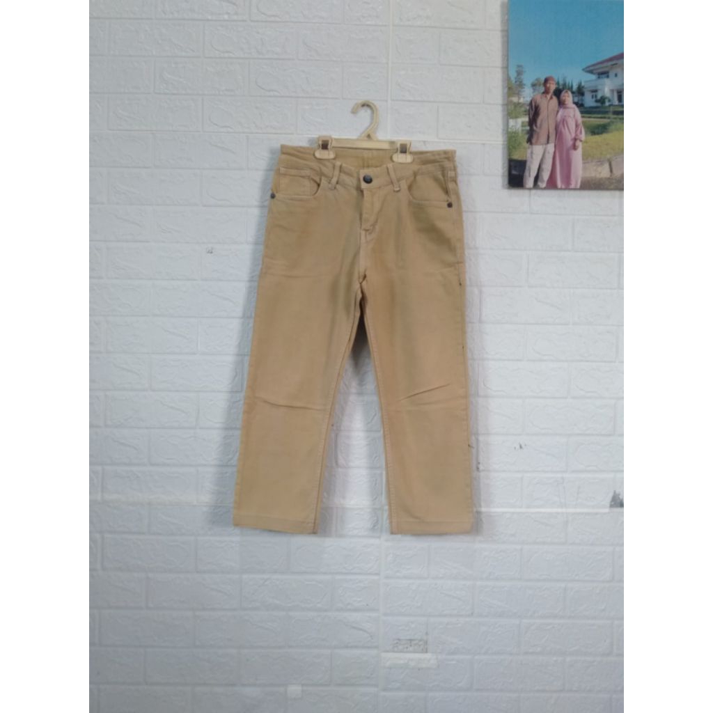 Celana jeans warna coklat susu