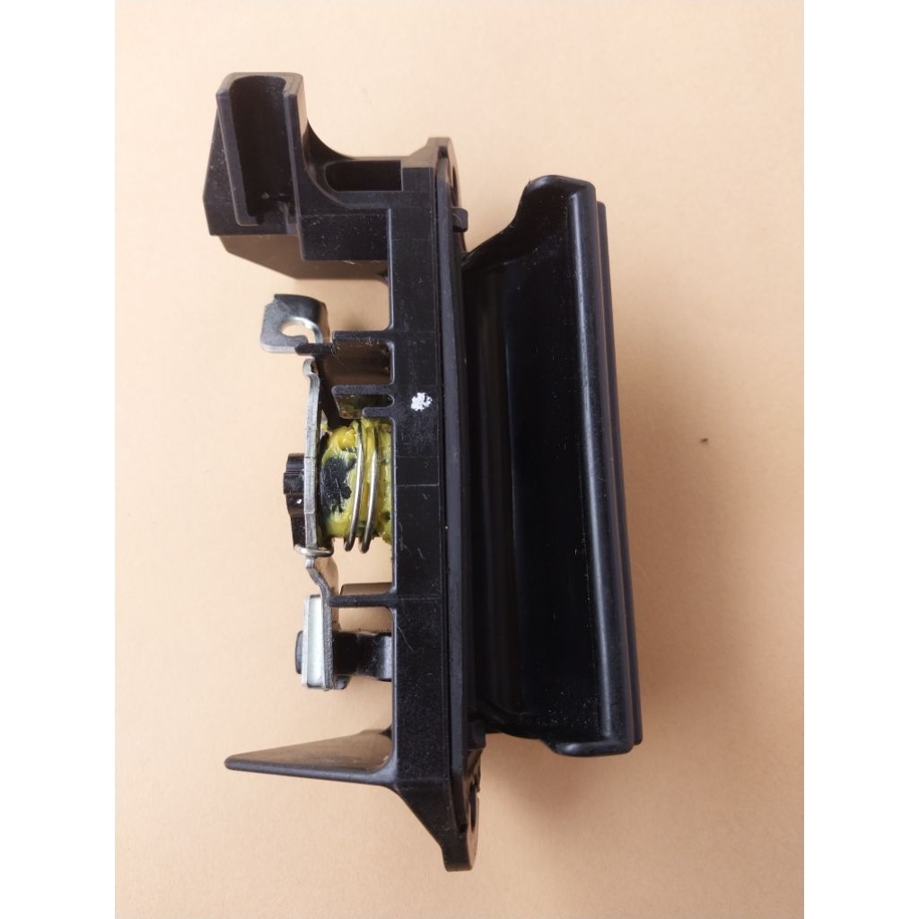 HANDLE BAGASI HANDLE BUKA PINTU BAGASI BELAKANG INNOVA