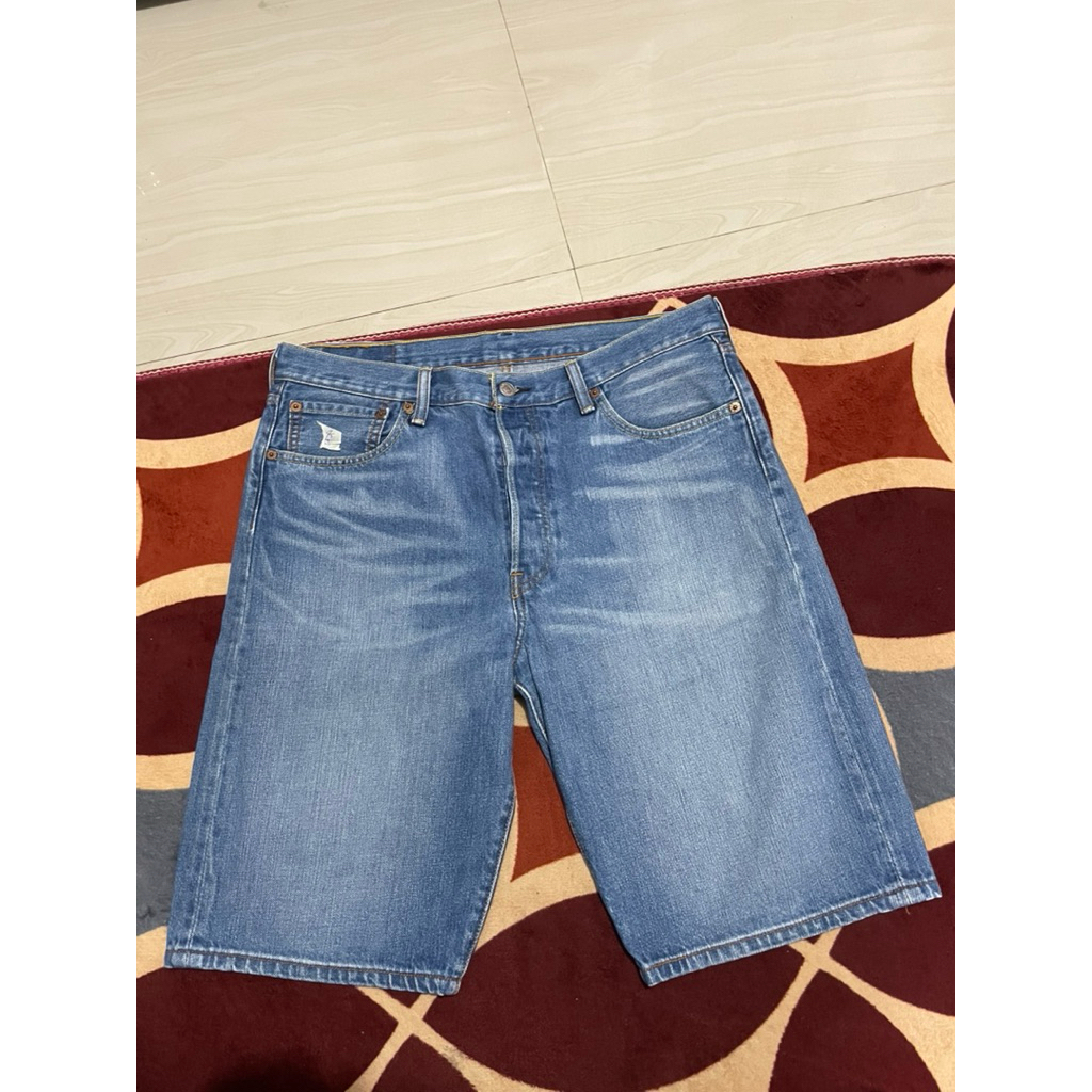 Celana pendek levis 501