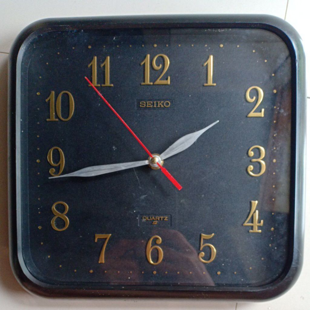 jam dinding seiko second