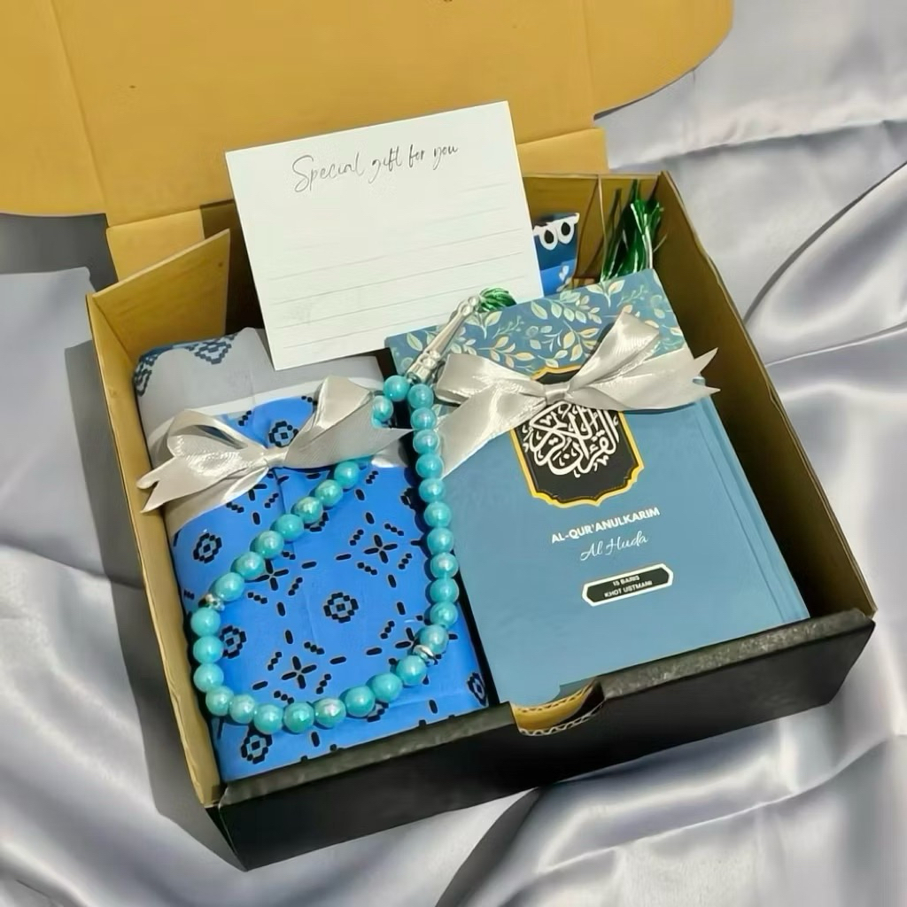 Haikina - Hampers AL Qur’an Gift Box Set Sajadah Traveling dan Alquran Saku Mini untuk Cewek, hadiah