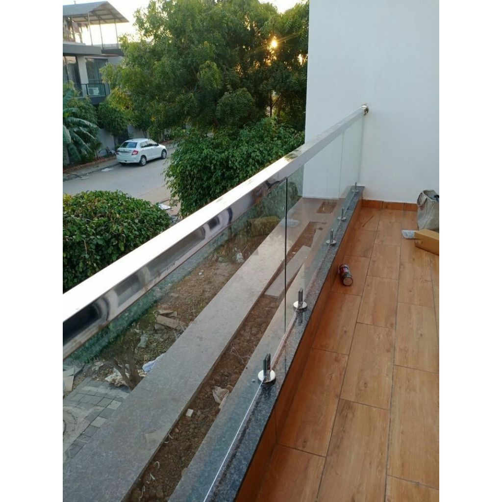 balkon dan railing tangga