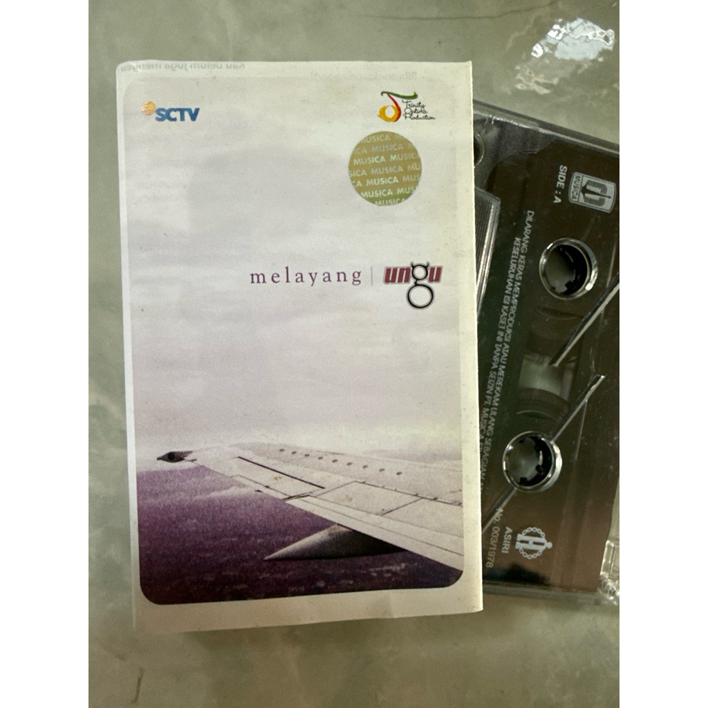 kaset pita Ungu melayang