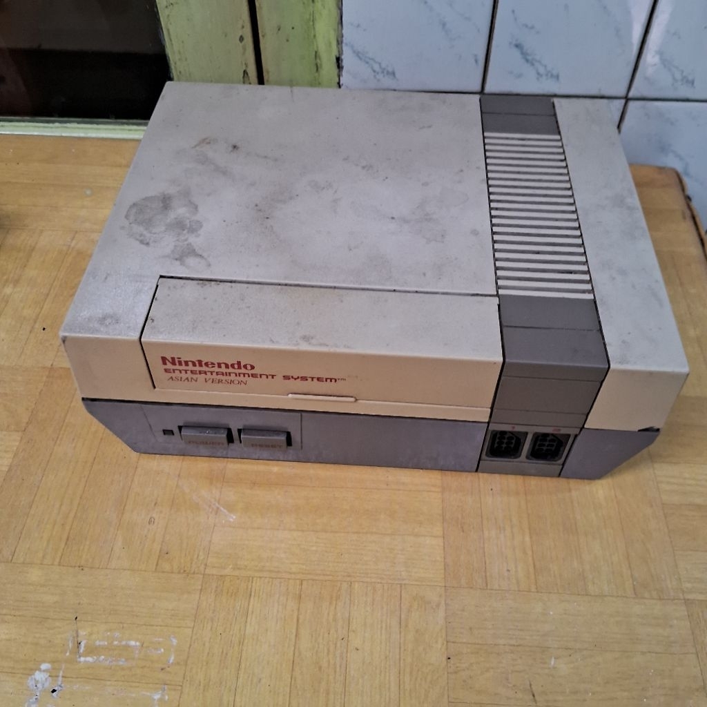 Nintendo NES rusak pecah