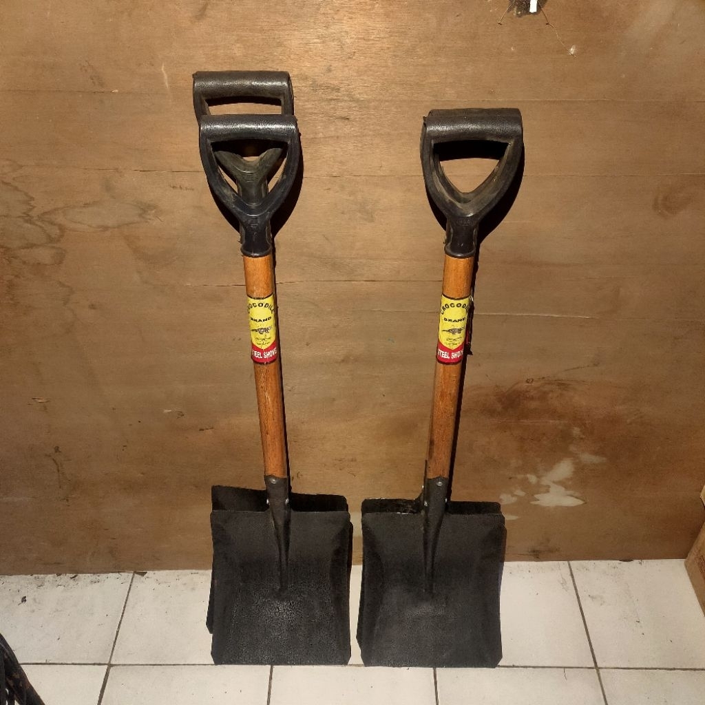 Steel Shovel Sekop Tanah Baja Persegi Crocodile