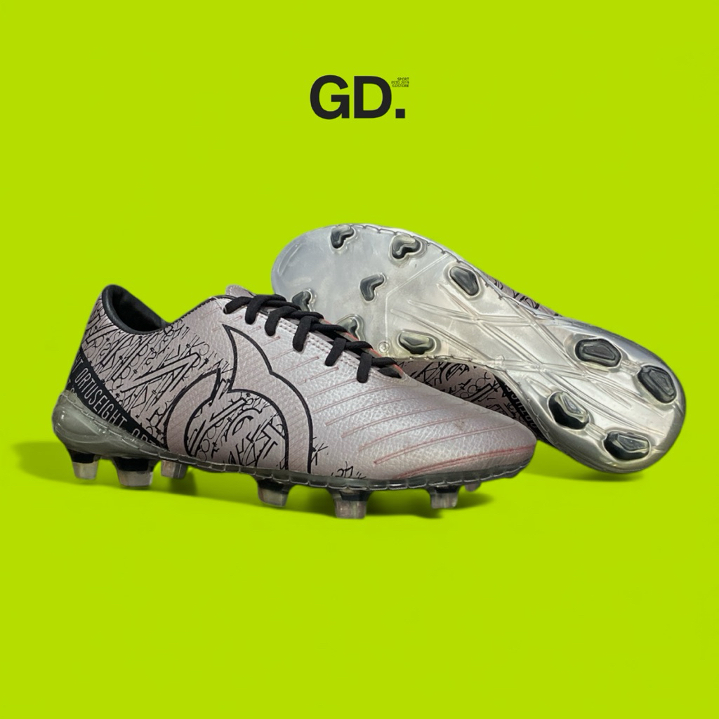 Sepatu sepak bola Ortuseight catalyts silver new • sudah dijahit keiling anti jebol. size 44