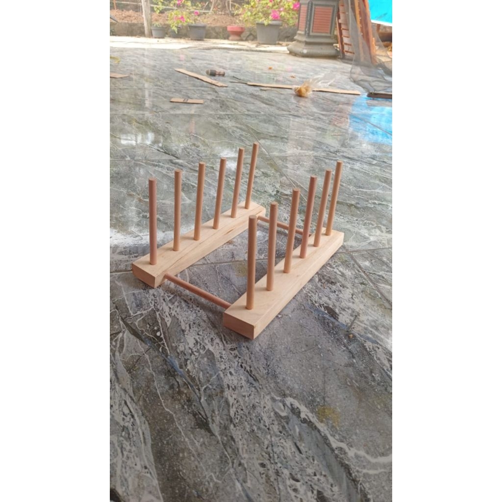 Rak gelas dan piring