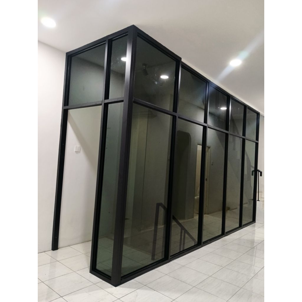 Partisi sekat ruangan kaca riben