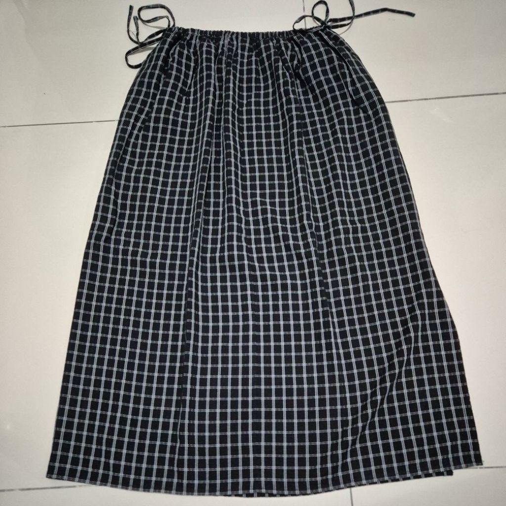 Rok uniqlo hitam kotak panjang