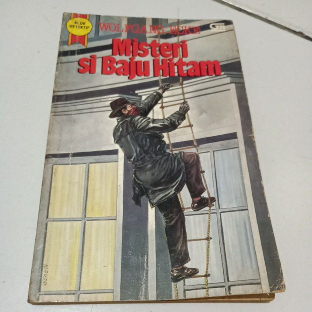 novel klub detektif misteri si baju hitam
