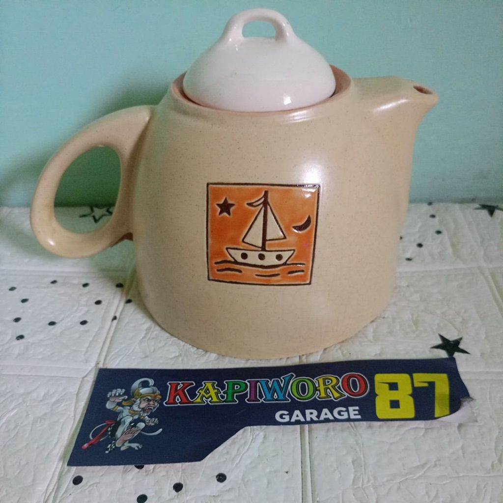teko keramik antik motif perahu