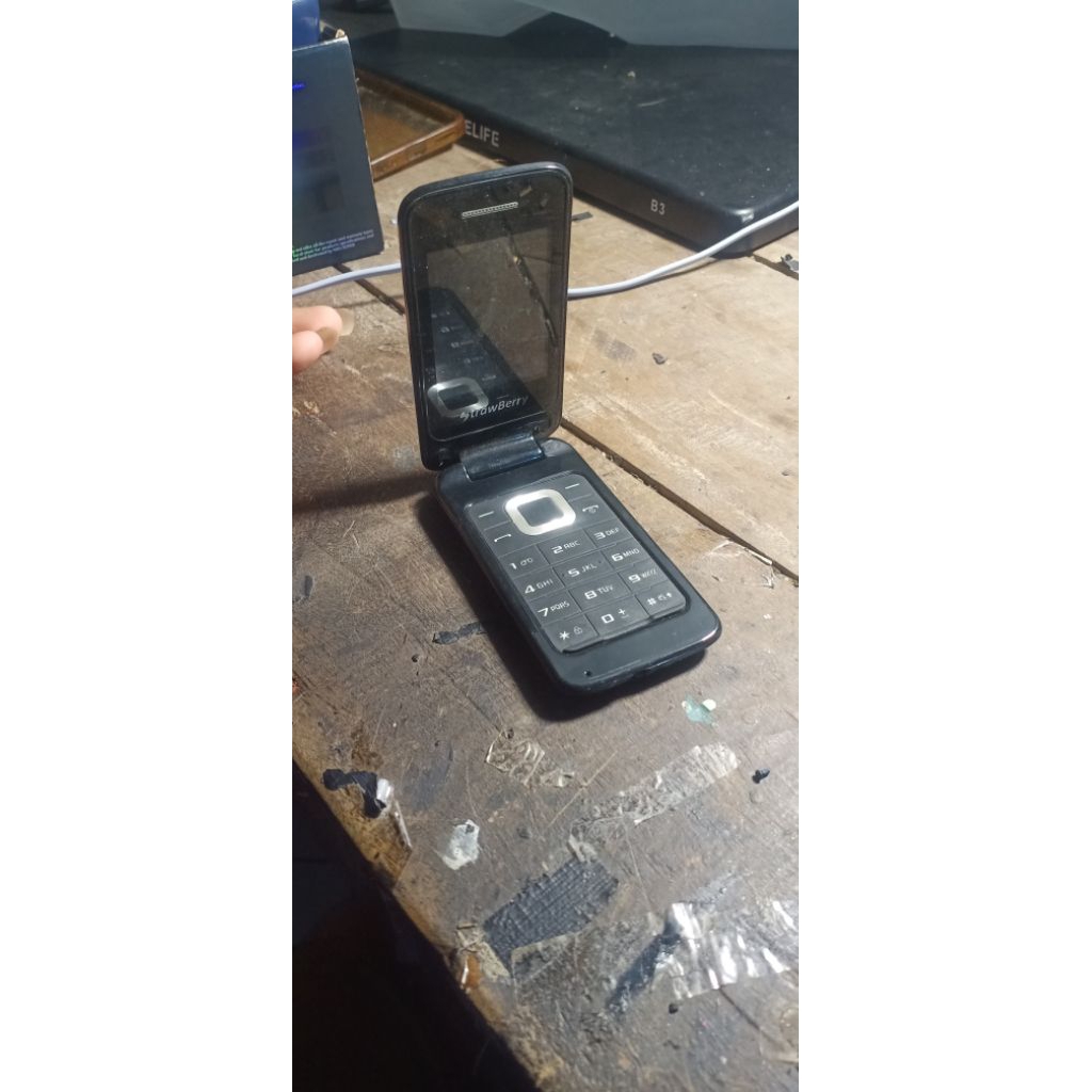 HP LIPAT MEREK STRAWBERRY MODEL:ST3520. LANGKAAA ANTI GPS