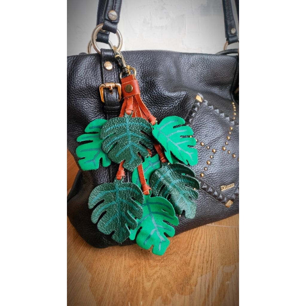 Bagcharm monstera kulit asli gantungan kunci daun monstera
