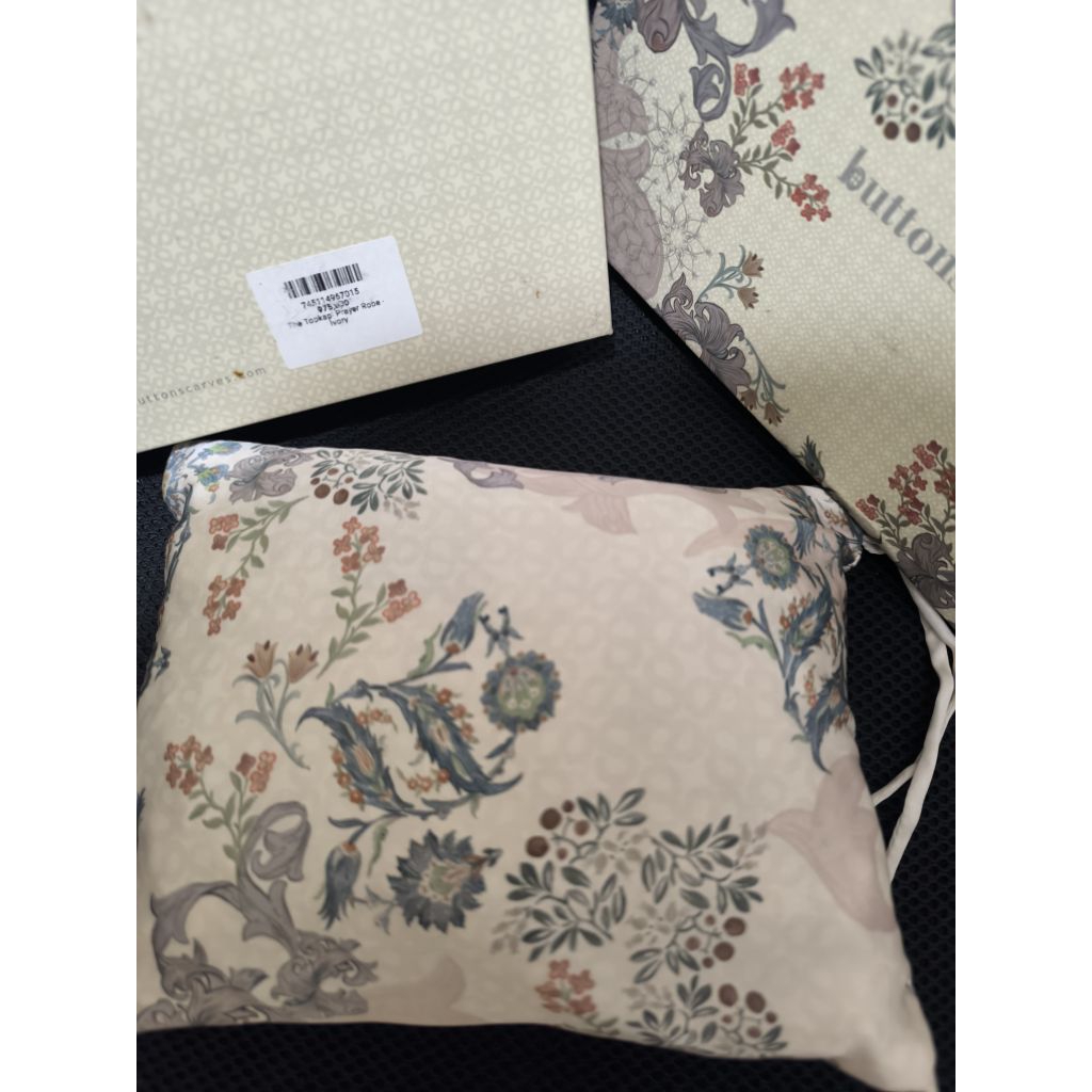 Preloved The Topkapi Prayer Robe Buttonscarves - Ivory (Baca Deskripsi)