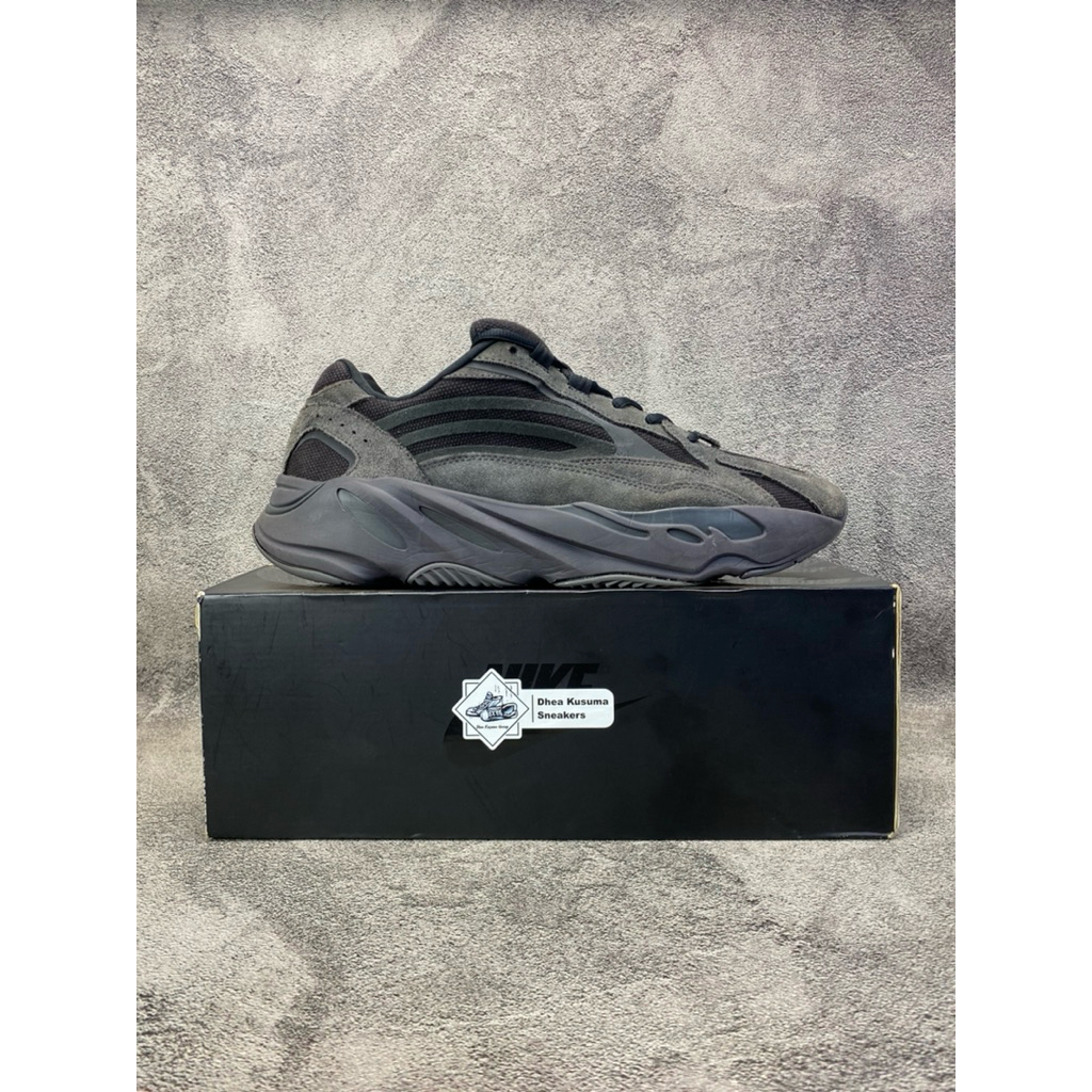 Sepatu Second Adidas Yeezy 700  Size 46 Original Guarantee 100%