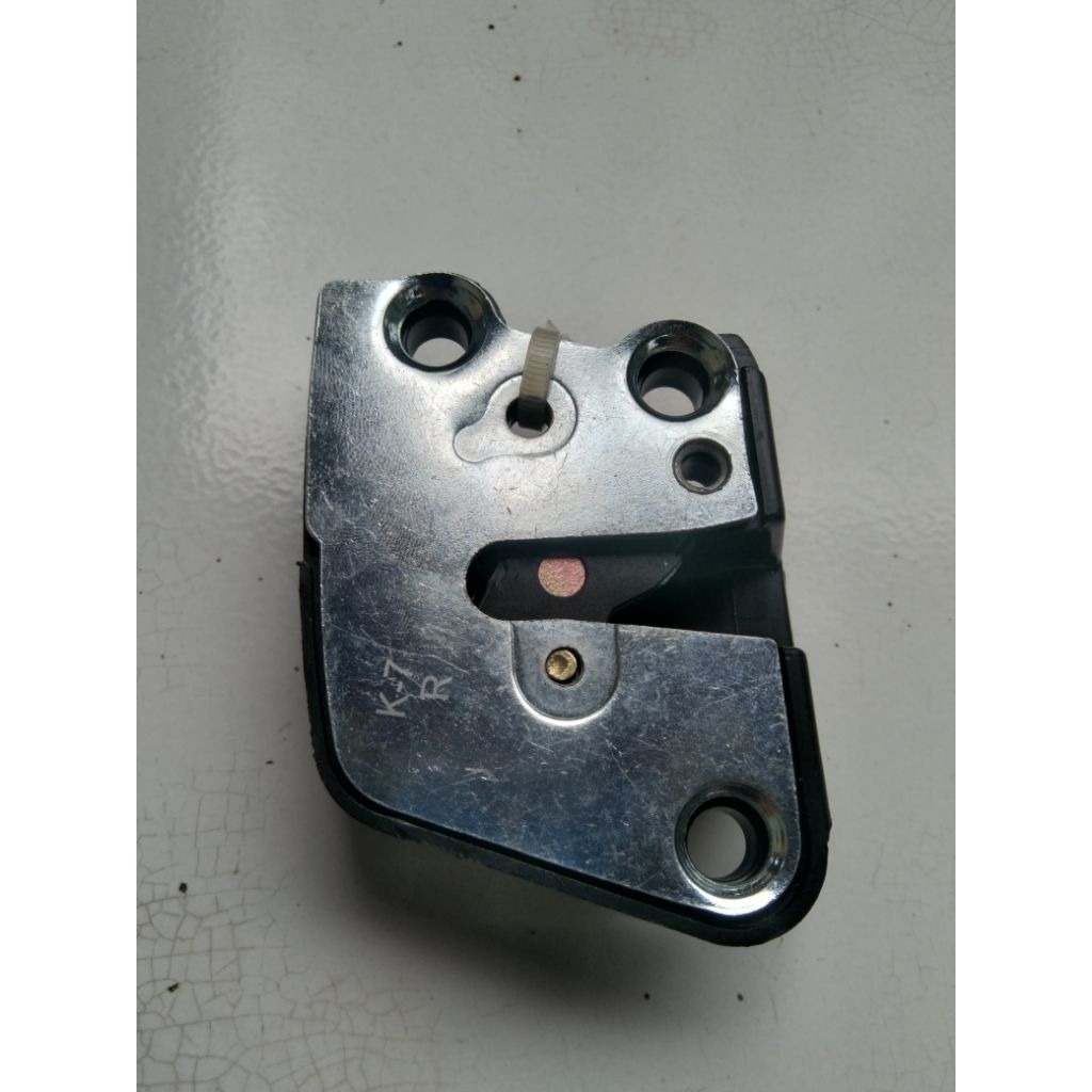 Door Lock Pintu Mobil Daihatsu Taruna Kanan / Pintu Bagasi